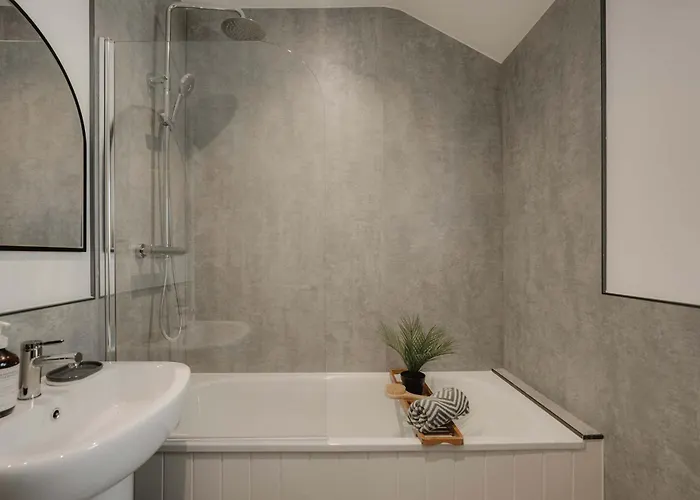 Spacious Five Bedroom House With Garden Nyaraló