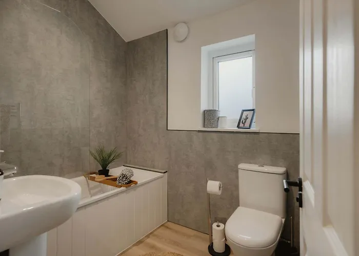 Spacious Five Bedroom House With Garden Nyaraló *