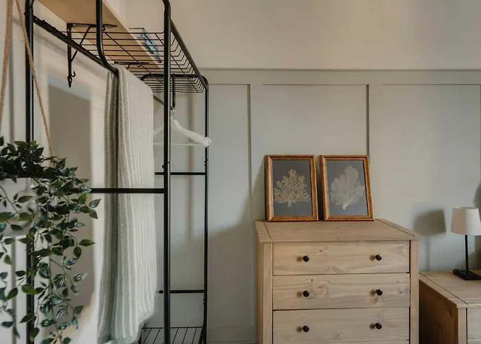 Spacious Five Bedroom House With Garden Bristol