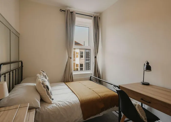 Spacious Five Bedroom House With Garden Feriehus