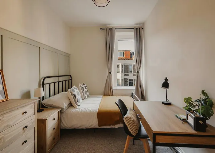 Spacious Five Bedroom House With Garden * Bristol