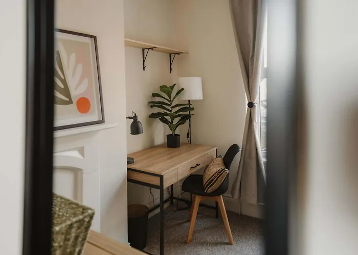 Spacious Five Bedroom House With Garden Bristol