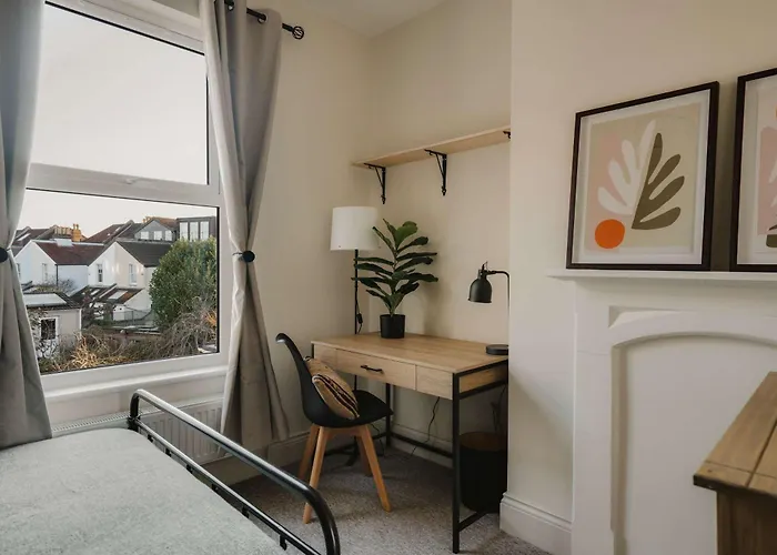 Spacious Five Bedroom House With Garden