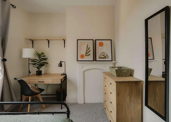 Spacious Five Bedroom House With Garden Bristol