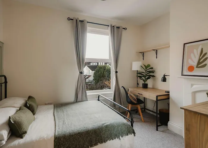 Spacious Five Bedroom House With Garden Bristol