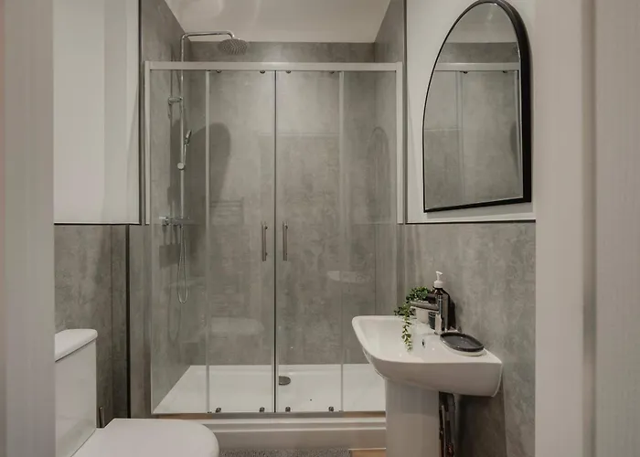 Spacious Five Bedroom House With Garden *