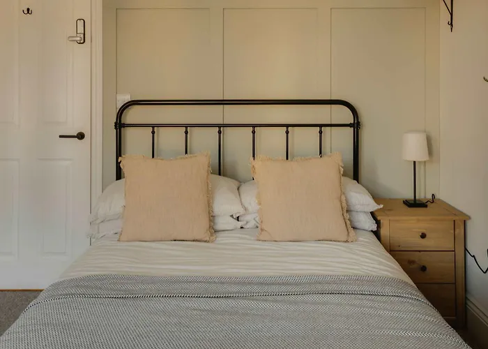 Spacious Five Bedroom House With Garden Bristol