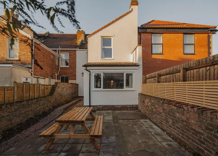 Spacious Five Bedroom House With Garden *