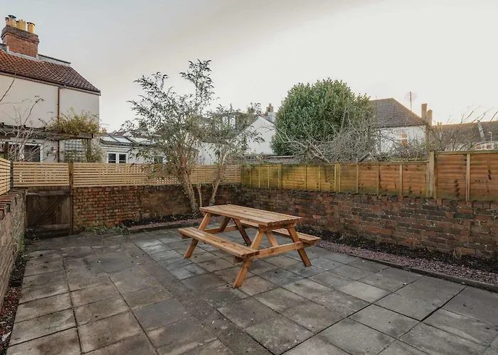 Spacious Five Bedroom House With Garden *