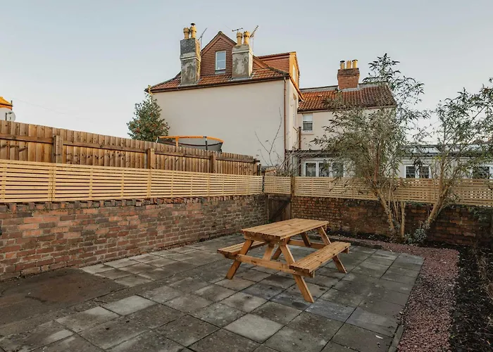 Hébergement de vacances Spacious Five Bedroom House With Garden