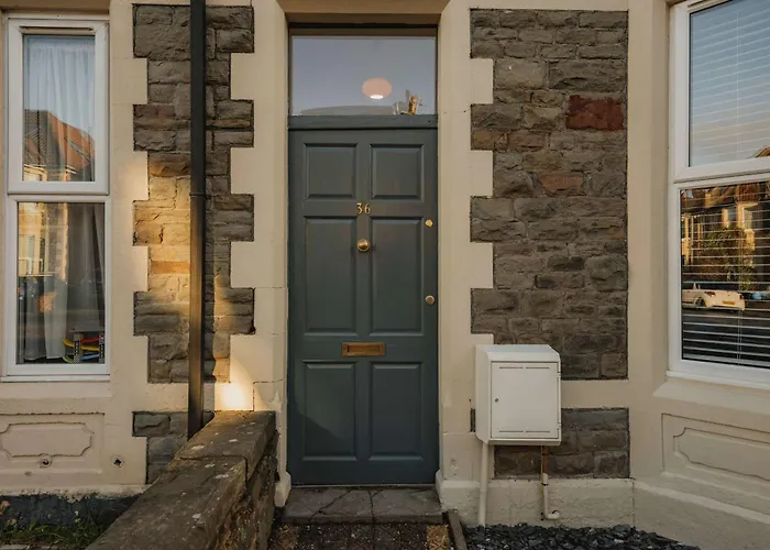 Spacious Five Bedroom House With Garden