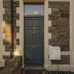 Spacious Five Bedroom House With Garden