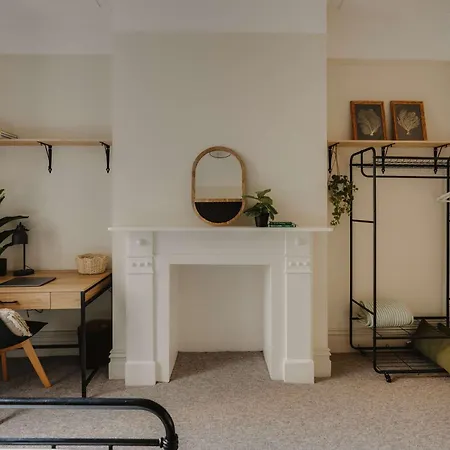 Spacious Five Bedroom House With Garden Vakantiehuis *