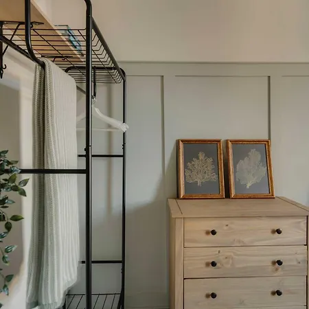 Spacious Five Bedroom House With Garden Bristol
