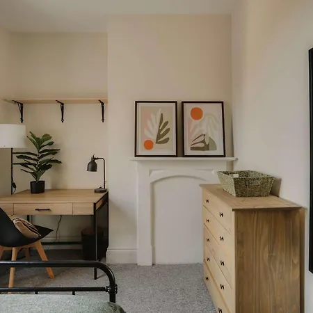 Spacious Five Bedroom House With Garden Bristol