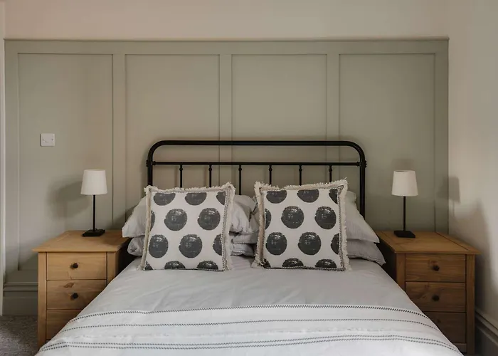 Spacious Five Bedroom House With Garden