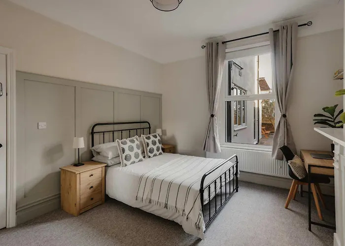 Spacious Five Bedroom House With Garden * Bristol