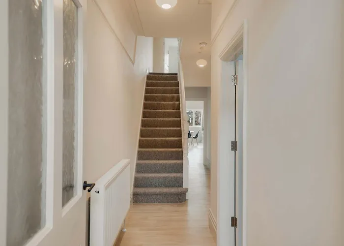 Dom wakacyjny Spacious Five Bedroom House With Garden *