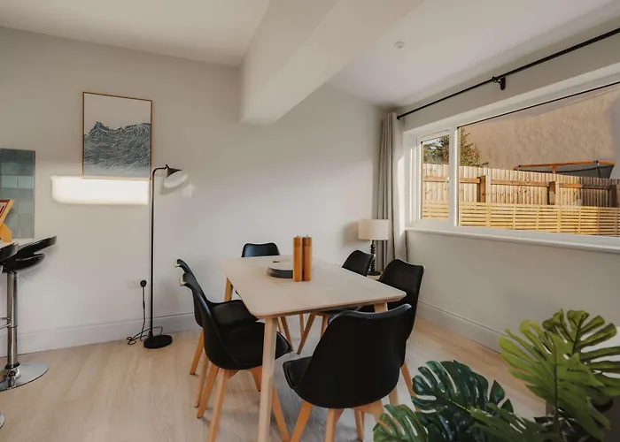 Spacious Five Bedroom House With Garden Bristol