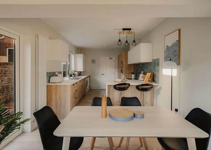 Spacious Five Bedroom House With Garden Bristol