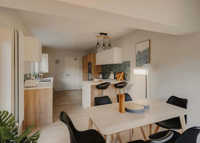 Spacious Five Bedroom House With Garden Dom wakacyjny Bristol