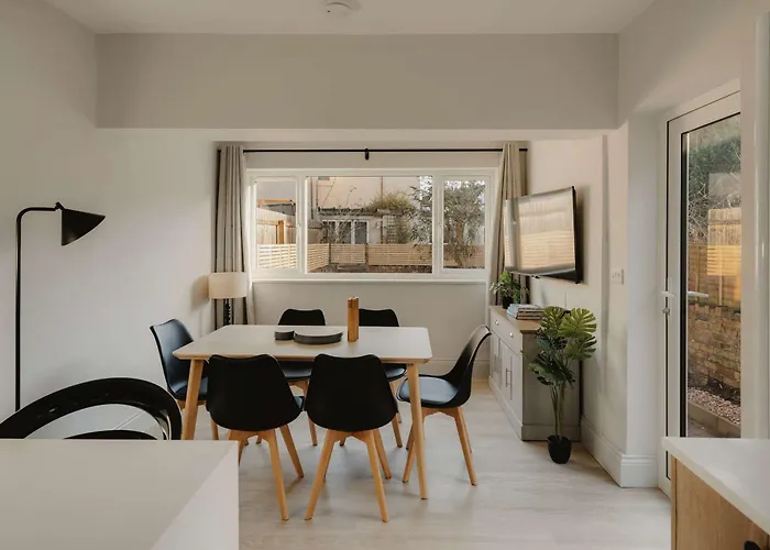 Dom wakacyjny Spacious Five Bedroom House With Garden