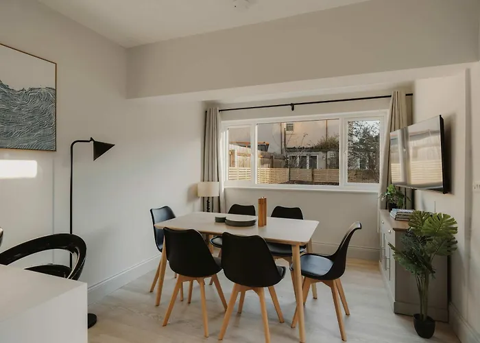 Spacious Five Bedroom House With Garden Bristol