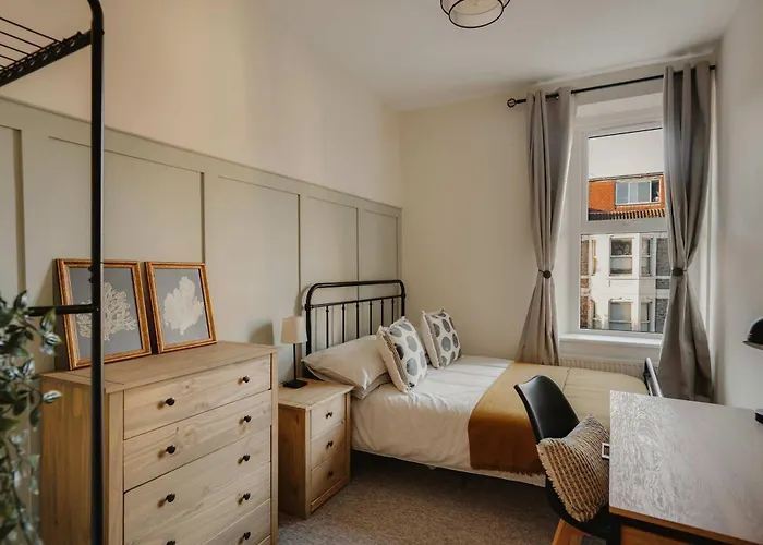 Spacious Five Bedroom House With Garden * Bristol