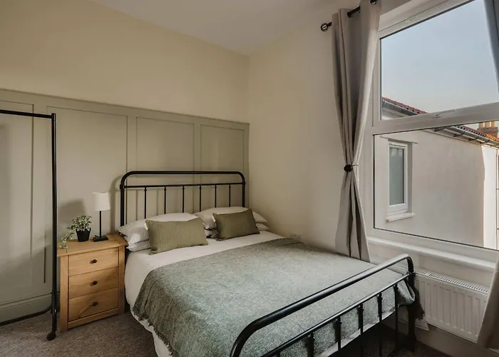 Spacious Five Bedroom House With Garden Dom wakacyjny *