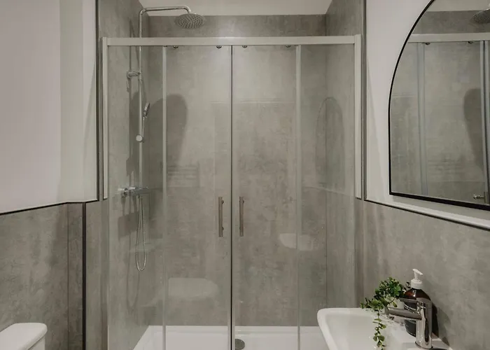 Spacious Five Bedroom House With Garden Vakantiehuis *