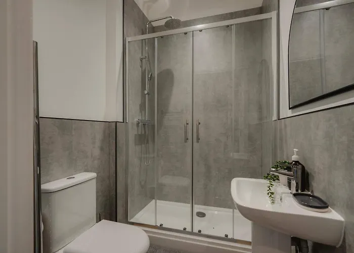 Spacious Five Bedroom House With Garden