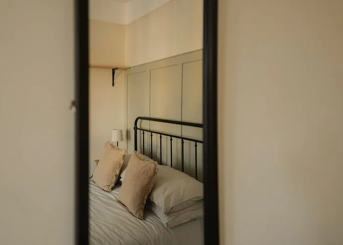 Spacious Five Bedroom House With Garden * Bristol